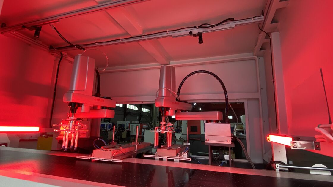 Doppelzufuhr Doppelformstücke Starrkastenmachmaschine Schnelle Geschwindigkeit Hochpräzision Vollservo-Steuerung