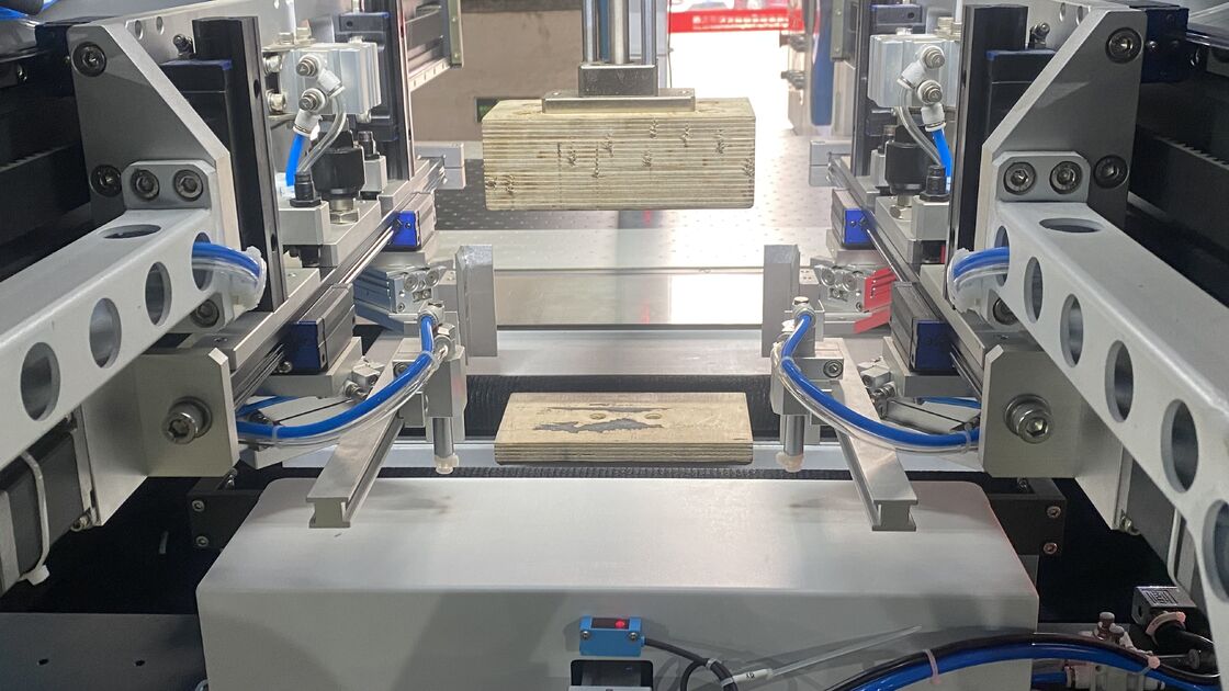 Doppelzufuhr Doppelformstücke Starrkastenmachmaschine Schnelle Geschwindigkeit Hochpräzision Vollservo-Steuerung