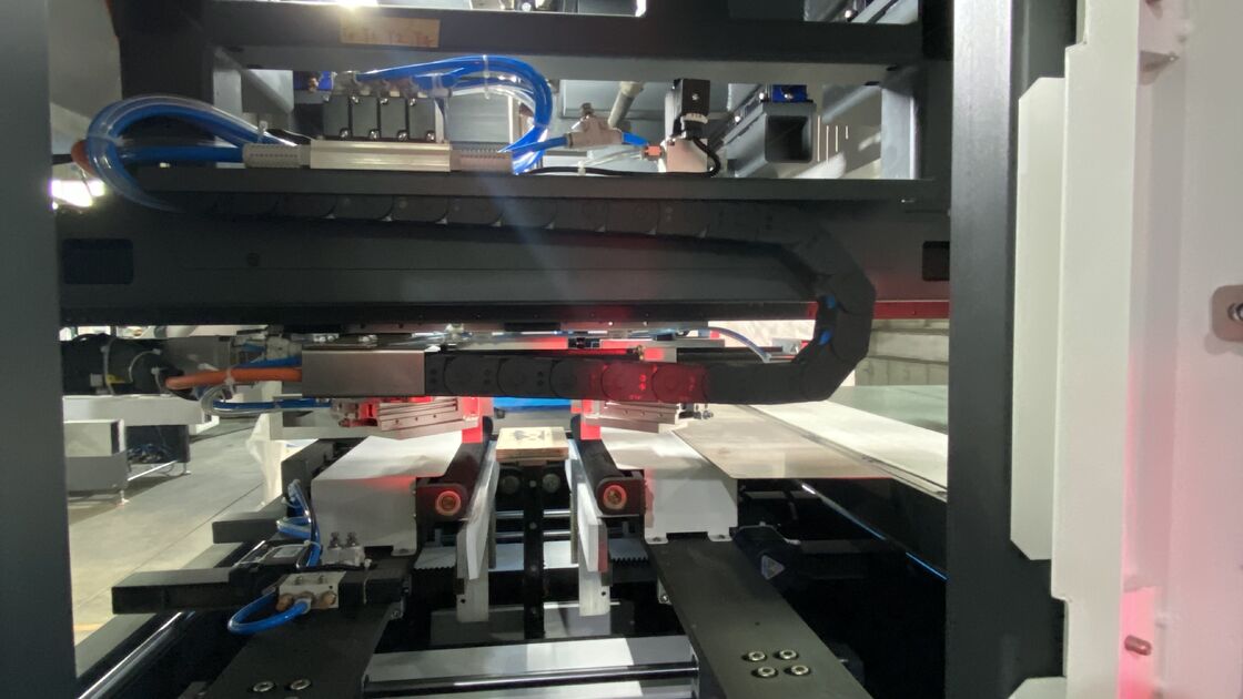 Doppelzufuhr Doppelformstücke Starrkastenmachmaschine Schnelle Geschwindigkeit Hochpräzision Vollservo-Steuerung