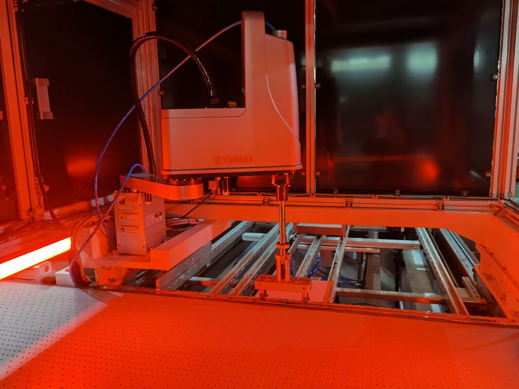 PLC mit Touchscreen-Schnittstelle Automatische Positioniermaschine Automatische Produktionsgeschwindigkeit 35-45 pcsmin